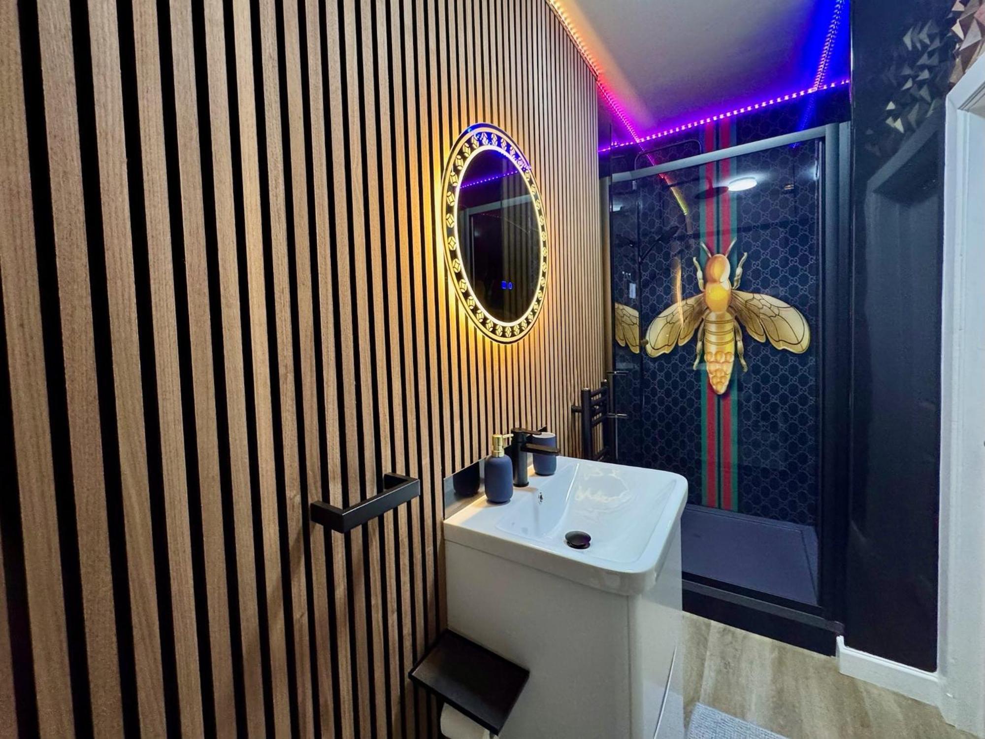 Finn Village - Loch Lomond Villa - Jungle Room En-Suite Bathroom & Private Hot Tub Glasgow Exterior photo